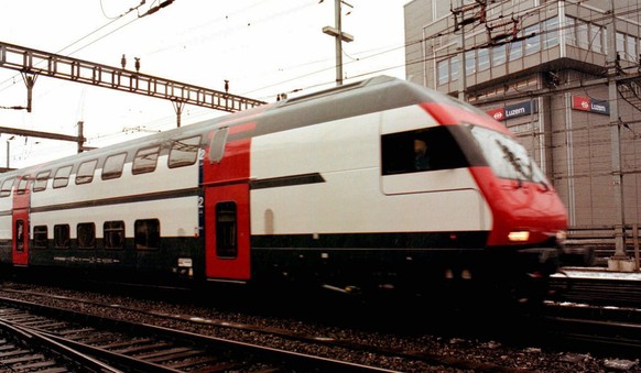 Ein SBB-Doppelstockzug im Bahnhof Luzern am Donnerstag, 14. Januar 1999. Am Donnerstag ist erstmals eine SBB-Doppelstockzugskompostition in den Bahnhof Luzern eingefahren. Ab dem 18. Januar 1999 werde ...