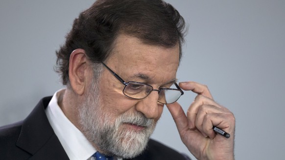 Spain&#039;s Prime Minister Mariano Rajoy pauses during a news conference in Madrid, Spain, Friday, Dec. 22, 2017. Catalonia&#039;s secessionist parties won enough votes Thursday to regain a slim majo ...