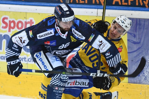 Ambri&#039;s player Adrien Lauper, left, fights for the puck with Davos&#039;s player Felicien Du Bois, right, during the preliminary round game of the National League Swiss Championship 2017/18 betwe ...