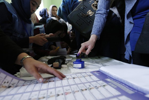 epa07106188 Afghan women cast their vote at a polling station during parliamentary elections in Jalalabad, Afghanistan, 20 October 2018. The Taliban on 19 October threatened to boycott the upcoming pa ...