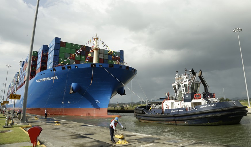 In this Dec. 3, 2018, photo, a Panama Canal worker docks the Chinese container ship Cosco at the Panama Canals&#039; Cocoli Locks, in Panama City. China’s expansion in Latin America of its Belt and Ro ...