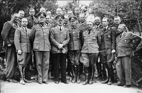 Hitler mit seinem Stab 1940. Ganz rechts: Fotograf Heinrich Hoffmann.
