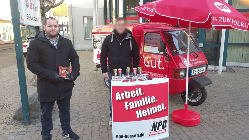 NPD-Mann Stefan Jagsch im Wahlkampf im hessischen Altenstadt.