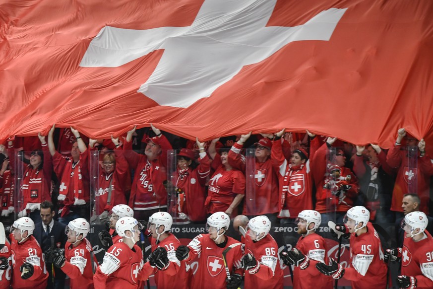 epa07562146 Gregory Hofmann (4-L) of Switzerland celebrates with teammates after scoring a goal during the IIHF World Championship group B ice hockey match between Switzerland and Italy at the Ondrej  ...