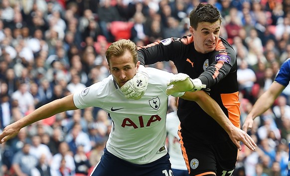 epa06733478 Leicester City&#039;s goalkeeper Eldin Jakupovic (2L) vies for the ball with Tottenham&#039;s Harry Kane (L) during an English Premier League soccer match at Wembley Stadium in London, Bri ...
