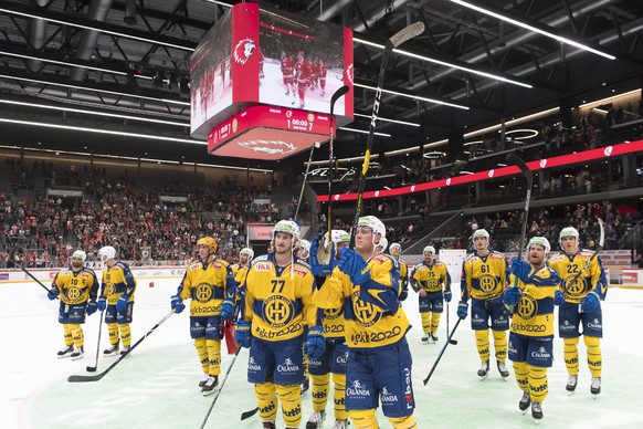 Les joueurs davosiens celebrent la victoire a la fin du match du championnat suisse de hockey sur glace de National League entre le Lausanne Hockey Club, LHC, et le HC Davos, HCD, ce samedi 28 septemb ...