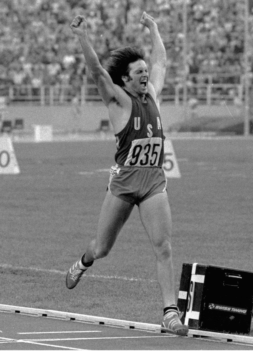 Am 30. Juli 1976 gewinnt Bruce Jenner Gold im olympischen Zehnkampf in Montreal.