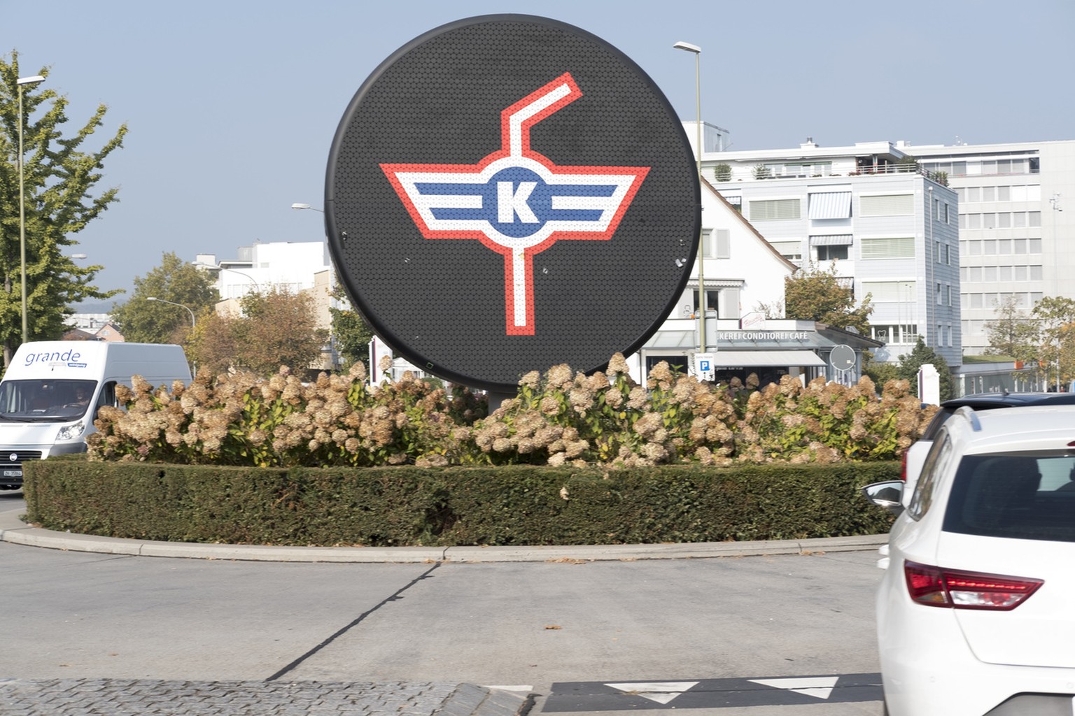 An oversized ice hockey puck with the logo of Swiss NLA club EHC Kloten in the middle of a roundabout in the centre of the city of Kloten, Switzerland, on January 29, 2017. (KEYSTONE/Petra Orosz) 

Ei ...