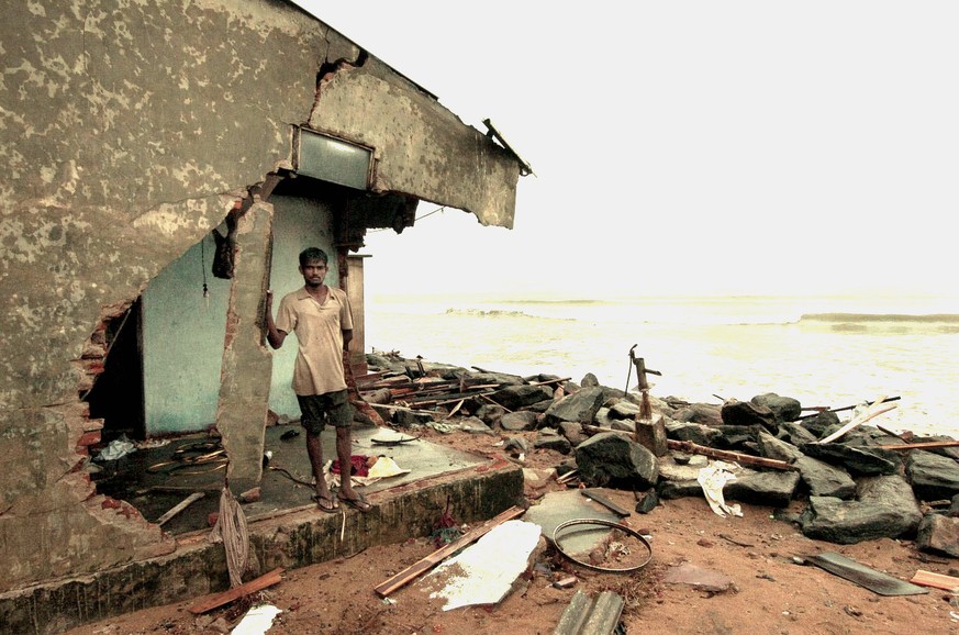 Der Zimmermann Rengith Peris steht vor seinem zerstörten Haus in Moratuwa, Sri Lanka.