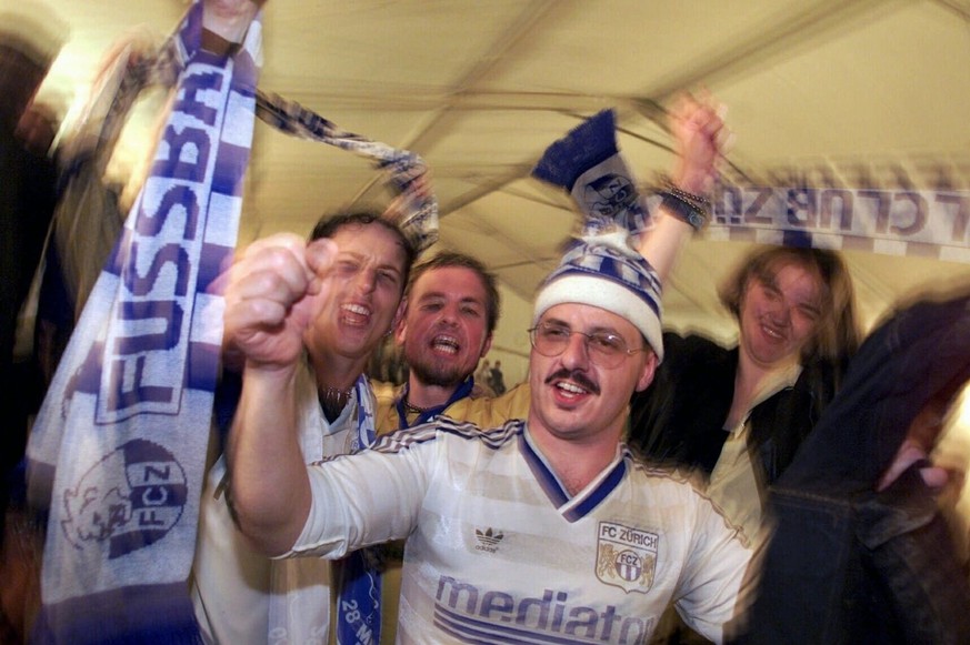 FCZ-Fans feiern in einem Festzelt im Letzigrund-Stadion den Cup-Sieg im Jahre 2000.