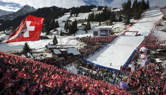 General view at the finish area during the first run of the giant slalom FIS World Cup race in Adelboden, Switzerland, Saturday, January 11, 2014. (KEYSTONE/Peter Schneider)