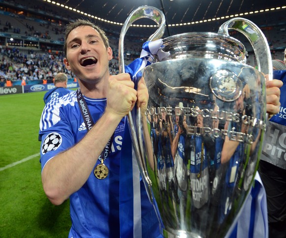 Lampard mit der Trophäe der Champions League.