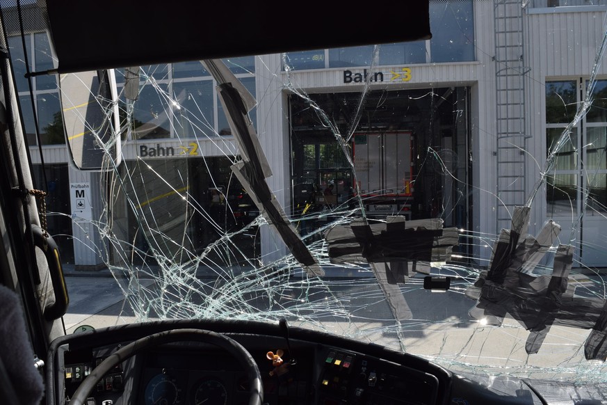 Scheibe zersplittert, Boden durchgerostet: Luzerner Polizei stoppt Schrott-Car auf A2.