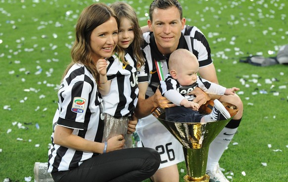 Werden zwar in Berlin sein, aber kaum im Stadion: Stephan Lichtsteiner mit seiner Frau und den Kindern.&nbsp;