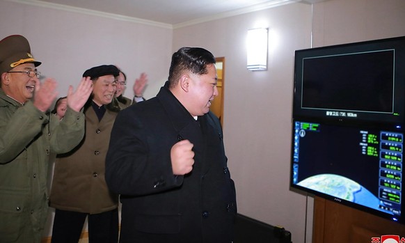 Der nordkoreanische Machthaber Kim Jong Un lässt sich gerne bei der Beobachtung von Raketentests fotografieren. Nordkorea hat kurz vor Gesprächen mit den USA erneut Kurzstreckenraketen getestet. (Foto ...