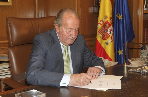 Spaniens König Juan Carlos unterschreibt die Abdankungsurkunde in Madrid.