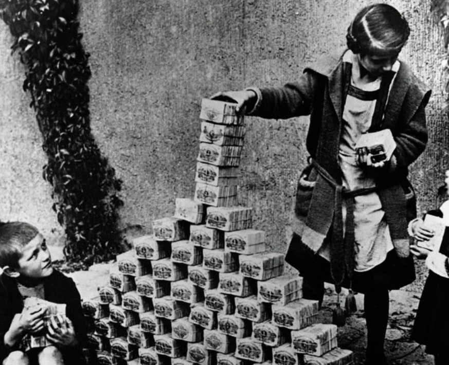 Hyperinflation: Geldbündel als Kinderspielzeug.