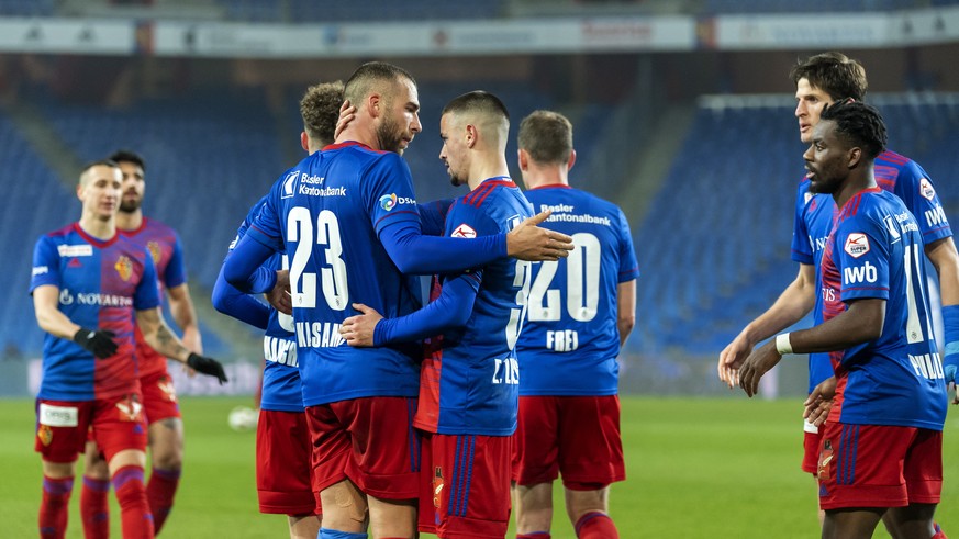 Basels Spieler jubeln nach Basels Pajtim Kasamis, Mitte links, 2:0 im Fussball Meisterschaftsspiel der Super League zwischen dem FC Basel 1893 und dem FC Lausanne-Sport im Stadion St. Jakob-Park in Ba ...