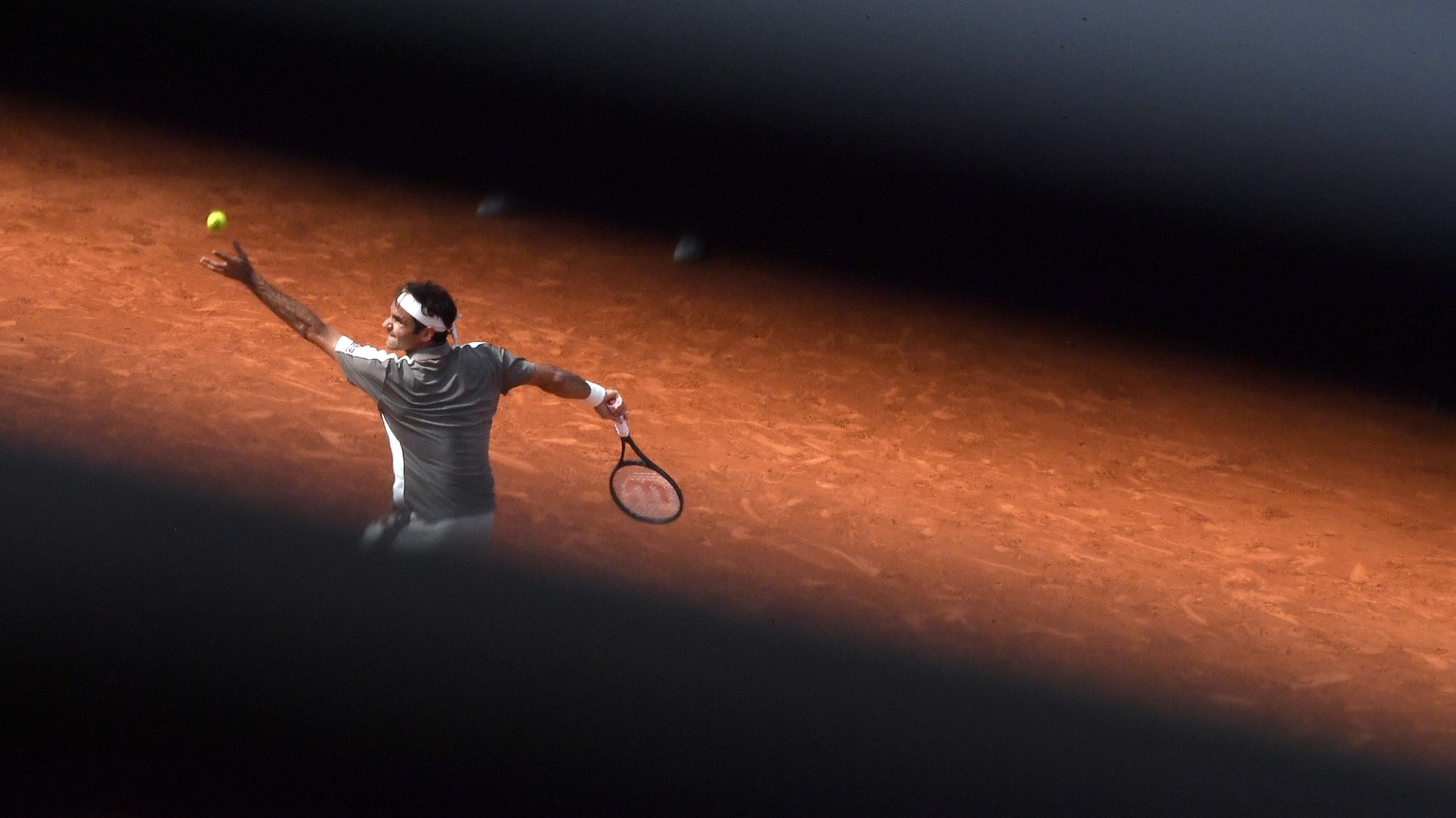 epa07625303 Roger Federer of Switzerland plays Stan Wawrinka of Switzerland during their men’s quarter final match during the French Open tennis tournament at Roland Garros in Paris, France, 04 June 2 ...