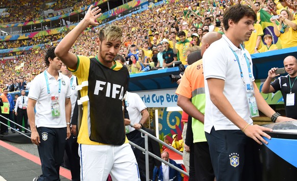 Neymar lässt sich vor dem Spiel feiern.