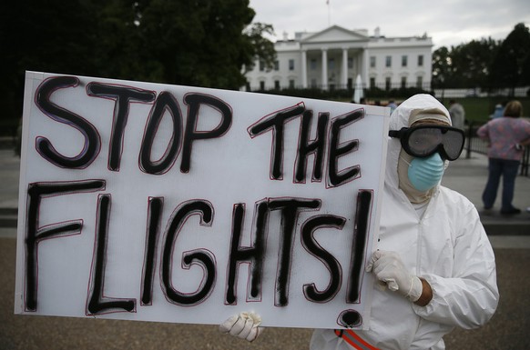 Panik in den USA: Ein Demonstrant vor dem Weissen Haus fordert einen Stopp aller Flüge von den betroffenen Gebieten.