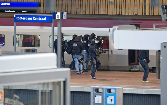 Sonderkommando der Polizei im Einsatz am Bahnhof von Rotterdam.