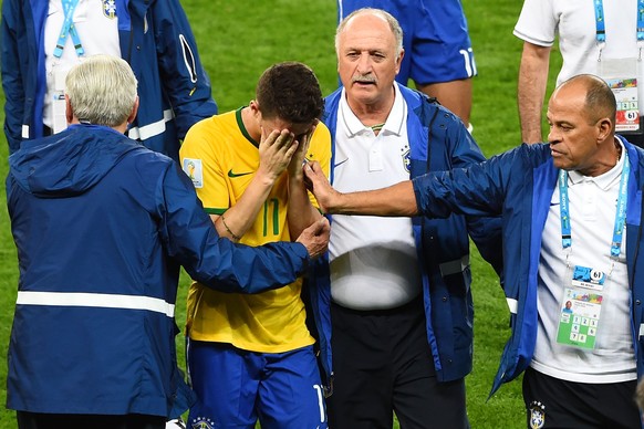 Der brasilianische Coach Luiz Felipe Scolari tröstet Oscar.