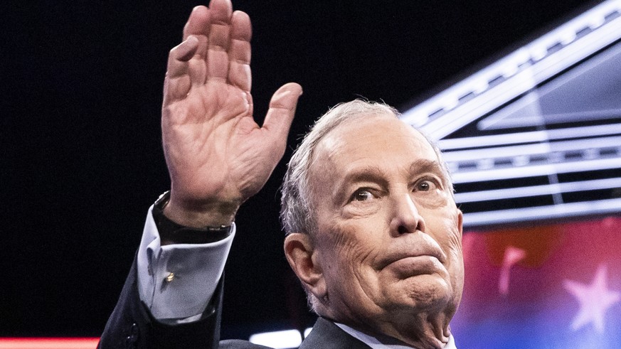epaselect Democratic Presidential candidate, former NYC Mayor Michael R. Bloomberg, waves at the crowd at the start of the ninth Democratic presidential debate at the Paris Theater in Las Vegas, Nevad ...