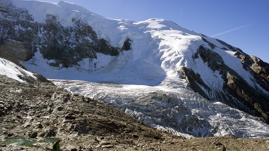Der Triftgletscher oberhalb von Saas-Grund, am Mittwoch, 6. September 2017. Weil am Triftgletscher ein groesserer Gletscherabbruch droht, haben die Behoerden die Evakuierung eines darunterliegenden Wo ...