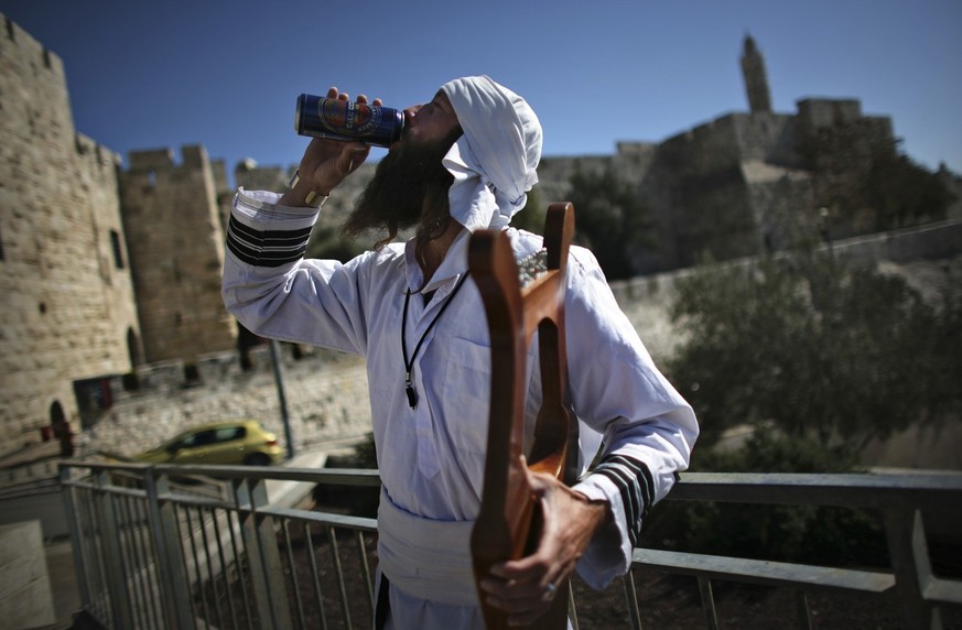 An Israeli musician wears traditional dress as he drinks a beer outside Jerusalem&#039;s Old City Friday, Nov. 7, 2008. U.S. Secretary of State Condoleezza Rice said Friday that Israeli-Palestinian ne ...
