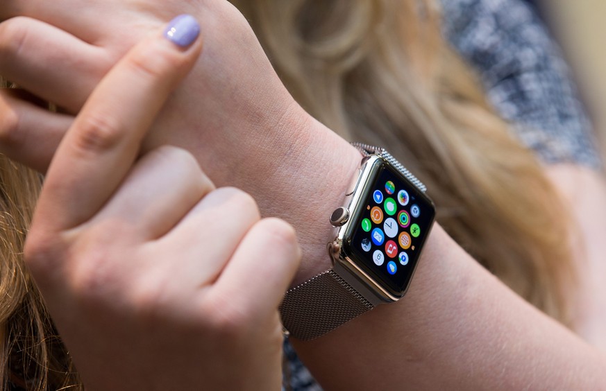epa04698246 A woman wears Apple&#039;s new watch during a preview day at the Apple Store in Covent Garden in London, Britain, 10 April 2015. Apple&#039;s latest offering went on display on 10 April in ...
