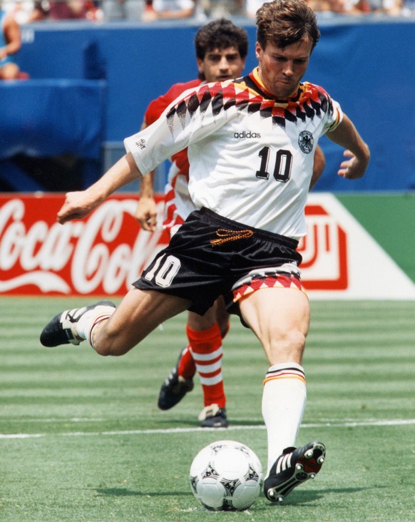 Der Mannschaftskapitaen der deutschen Fussball Nationalmannschaft, Lothar Matthaeus, verwandelt am 10. Juli 1994 im New Yorker Giants Stadium in der 49. Minute einen Foul-Elfmeter zur 1-0 Fuehrung im  ...