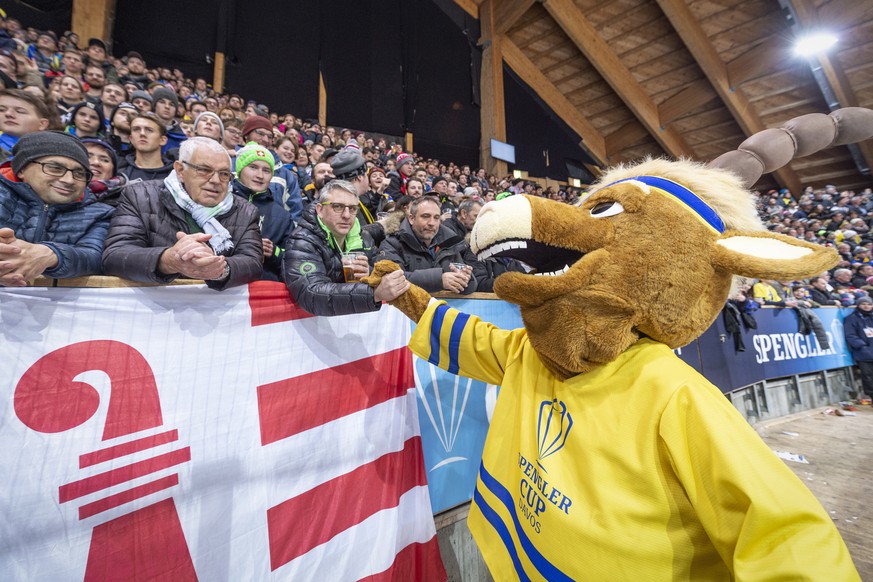 epa07249602 Hitsch the mascotte during the game between HC Davos and Team Canada, at the 92nd Spengler Cup ice hockey tournament in Davos, Switzerland, 26 December 2018. EPA/MELANIE DUCHENE