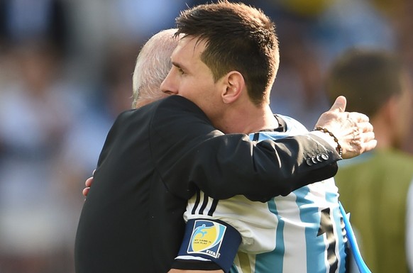 Der Trainer und sein Star: Sabella umarmt Matchwinner Messi.