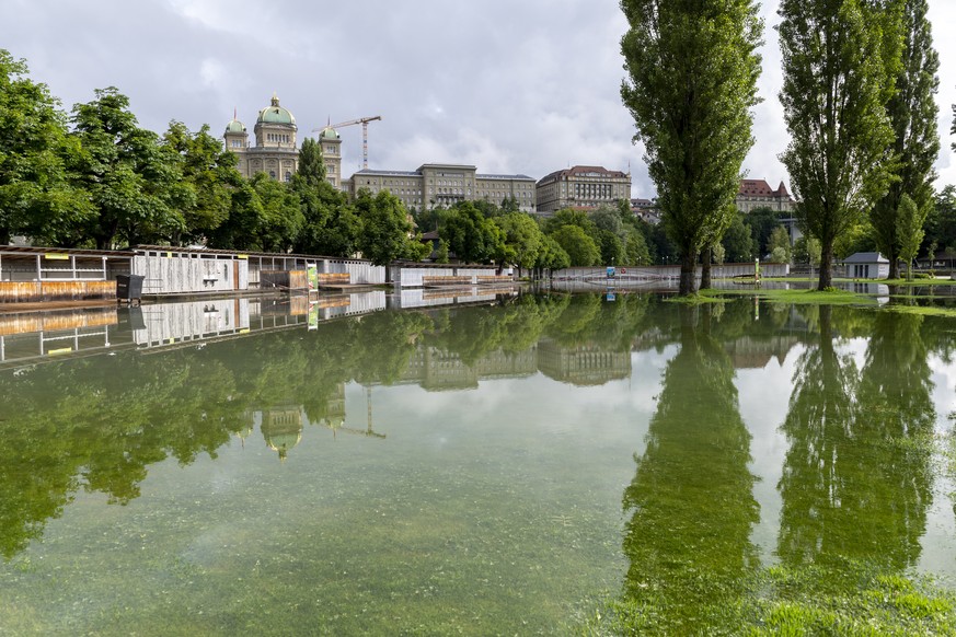 Die Aare fuehrt Hochwasser im Marzili Quartier wo die Fluten die Liegewiesen und das Gartenrestaurant im Freibad Marzili erreichen, am Freitag, 16. Juli 2021 in Bern. Die Feuerwehr hat wegen Hochwasse ...