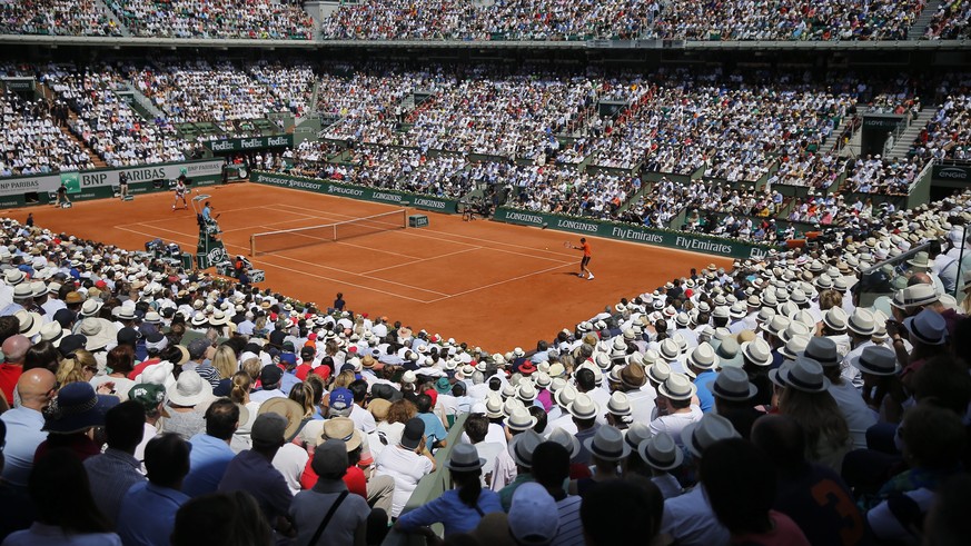 epa04787779 A general view of the court Philippe Chatrier as Novak Djokovic of Serbia (R) plays Stan Wawrinka of Switzerland in the men&#039;s final match for the French Open tennis tournament at Rola ...