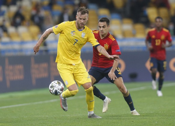 Ukraine&#039;s Andriy Yarmolenko, left, tries to controls the ball in front of Spain&#039;s Diego Llorente during the UEFA Nations League soccer match between Ukraine and Spain at the Olimpiyskiy Stad ...