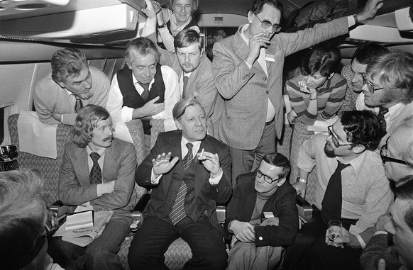 Bundeskanzler Helmut Schmidt auf einem Flug 1977: Er raucht vermutlich heute noch an Bord.