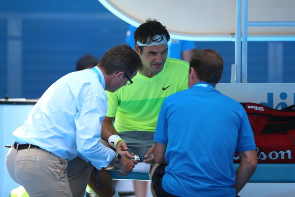 Roger Federer und sein Betreuerstab diskutieren über die Schmerzen.