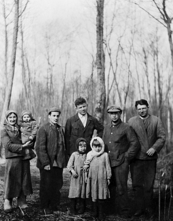 Ein Lager jüdischer Zivilisten, 1943. Kopel (dritter von links) brachte den Familien Lebensmittel.
