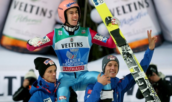 Tourneesieger Stefan Kraft wird von seinen Teamkollegen Gregor Schlierenzauer und Michael Hayböck auf Händen getragen.