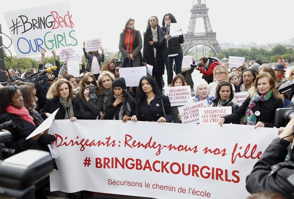 epa04203412 Former French-Italian model, singer and actress Carla Bruni (4-L) and Valerie Trierweiler (R), former partner of French President Francois Hollande attend a protest in support and solidari ...