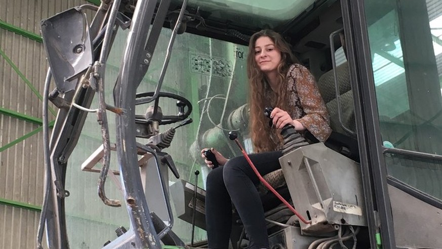 Nora Rexha hat bei Bertschi Mulden + Container Transport AG in Reinach die KV Lehre gemacht. Sie hat aber auch gelernt, Stapler und Bagger zu fahren.