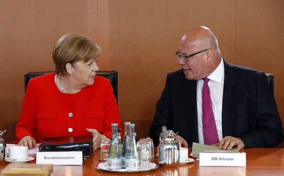 epa06082486 German Chancellor Angela Merkel (L) talks with the Chief of Staff Peter Altmaier (R) at the beginning of the meeting of the German Federal cabinet at the Chancellery in Berlin, Germany, 12 ...
