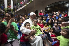 Papst Franziskus mit den Strassenkindern von Manila.