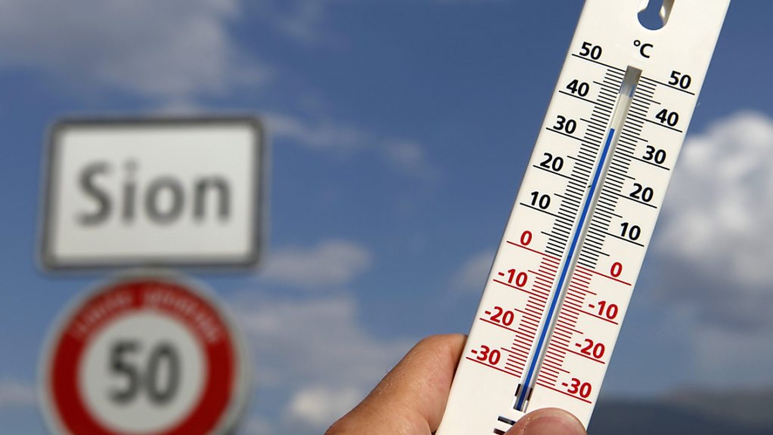 In Sitten hat es am Montag noch einen Hitzetag gegeben: Das Thermometer zeigte 30,2 Grad. (Symbolbild)