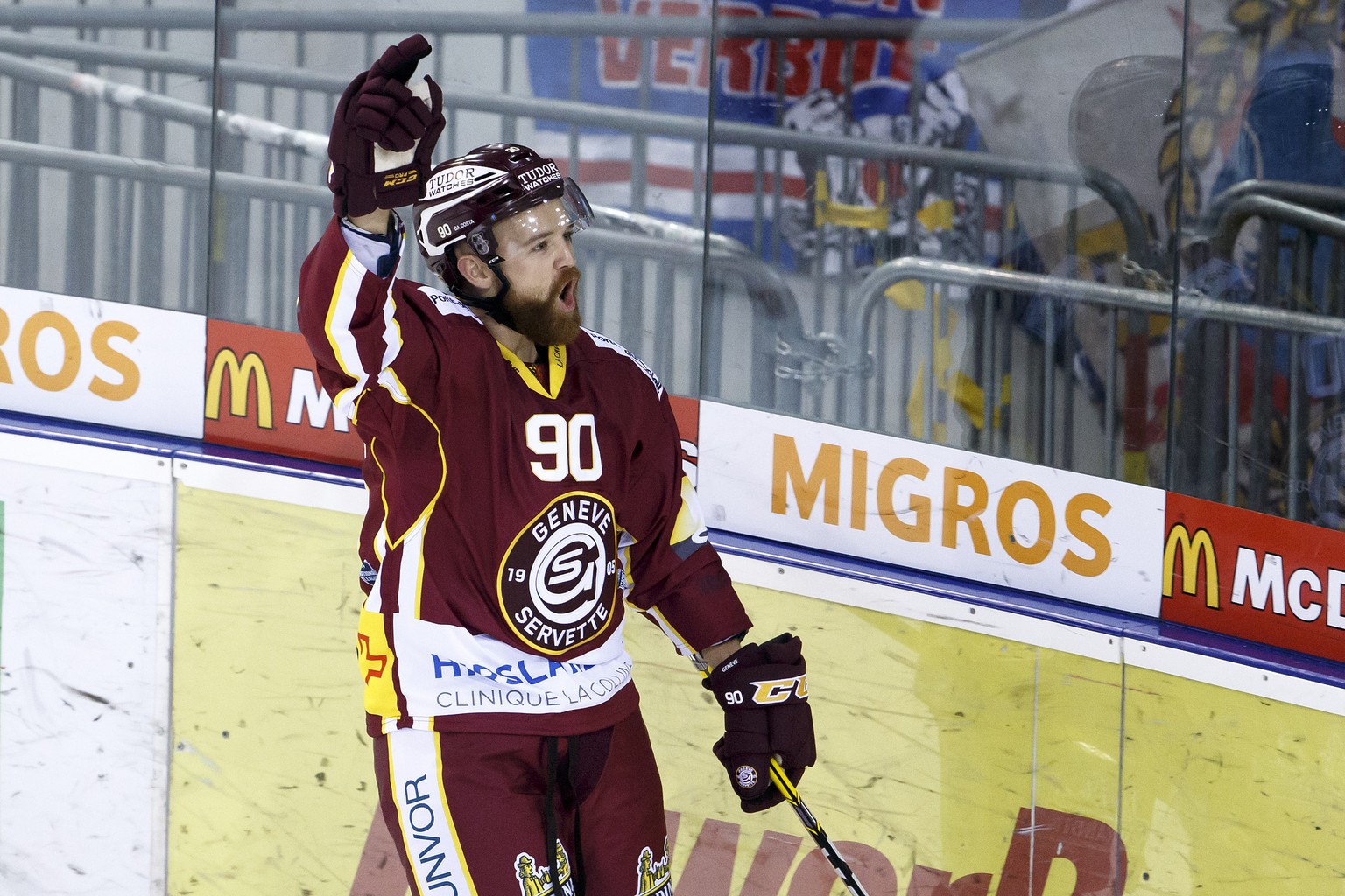 Geneve-Servette&#039;s forward Stephane Da Costa, of France, celebrates his first goal with his new team, after scoring the 2:1, during a National League regular season game of the Swiss Championship  ...