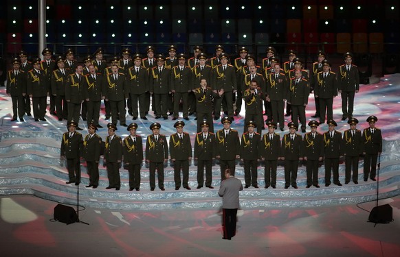 Der russische Minister-Chor singt inbrünstig Heimatlieder.