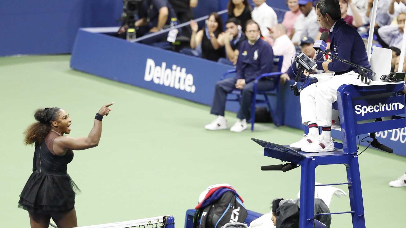 epa07006999 Serena Williams of the US gestures towards chair umpire Carlos Ramos (R) as she plays Naomi Osaka of Japan during the women&#039;s final on the thirteenth day of the US Open Tennis Champio ...