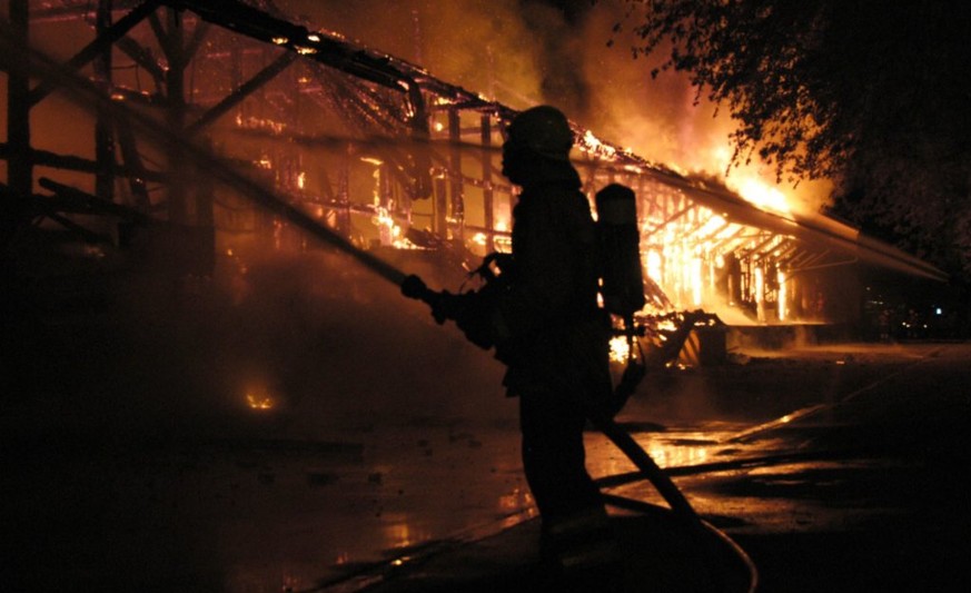 Eine Wohnung und eine angrenzende Scheune sind am Freitagabend bei einem Brand in Courroux JU zerst